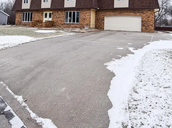 832 Alice Dr, Thief River Falls, MN 56701