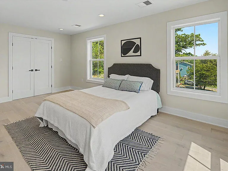 2902 Vista St NE — Photo 52