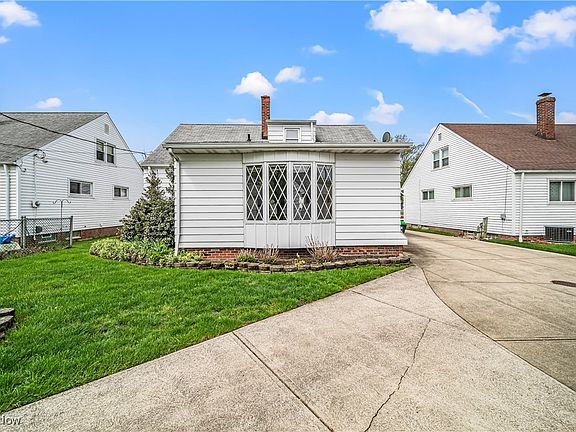 3rd image of 939 Bryn Mawr Ave