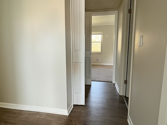 4th image of 125 Lakeview Ct #122B