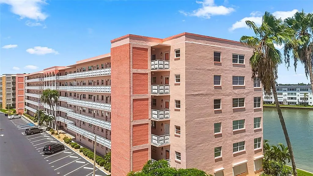 1 bed, 1.0 bath, 1060 sqft, $2,100 — Photo 1