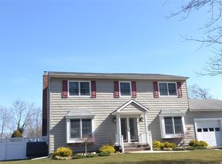 6 Mark Ln, Nesconset, NY 11767
