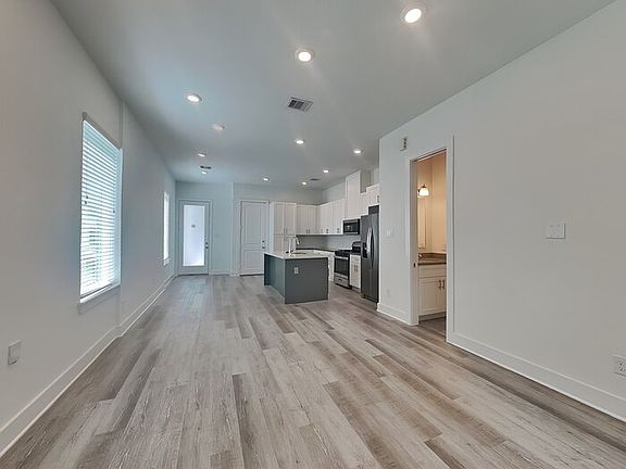 4th image of 221 Oriole St