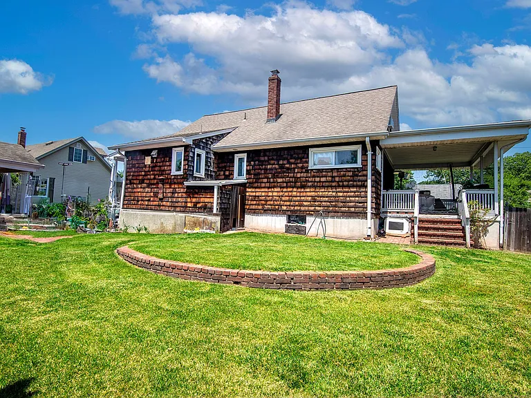 455 Luhmann Dr — Photo 2