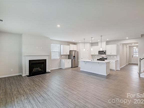 3rd image of 2814 Westmont Dr