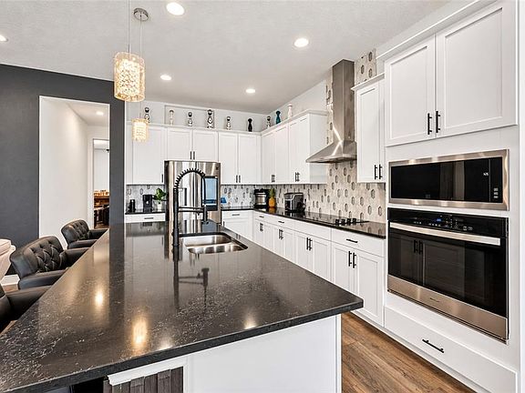 5th image of 19076 PLANETREE STREET
