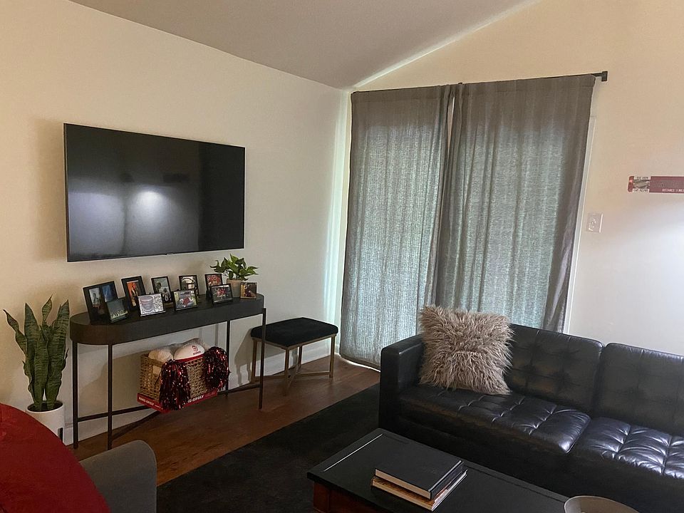 Family room: 55_ TV