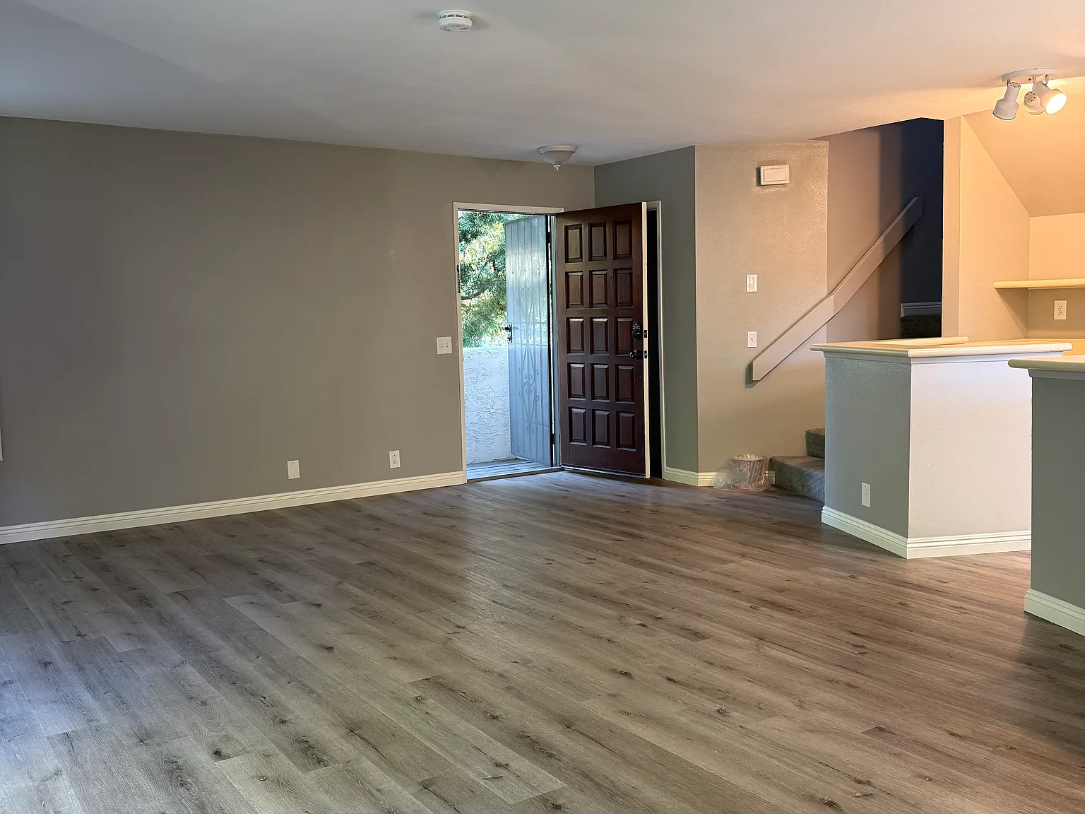 2 bed, 2.5 bath, 1300 sqft, $3,800 — Photo 2