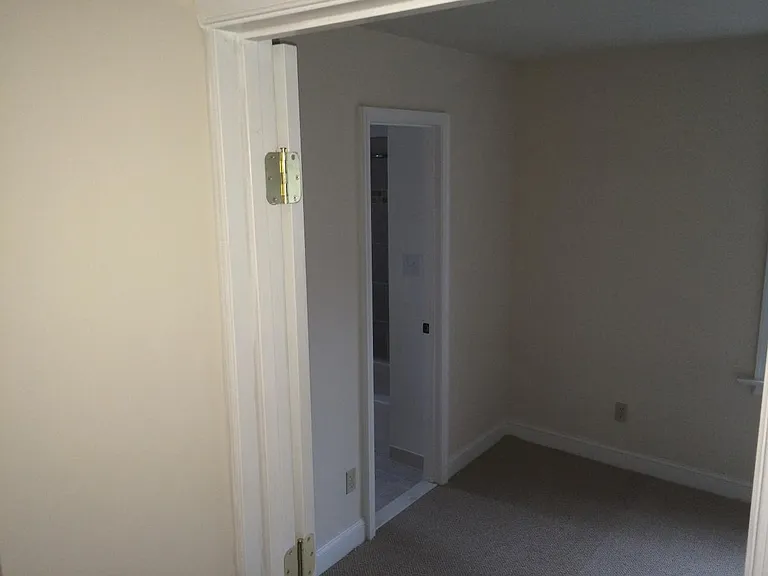 BR1 - Bath Entrance