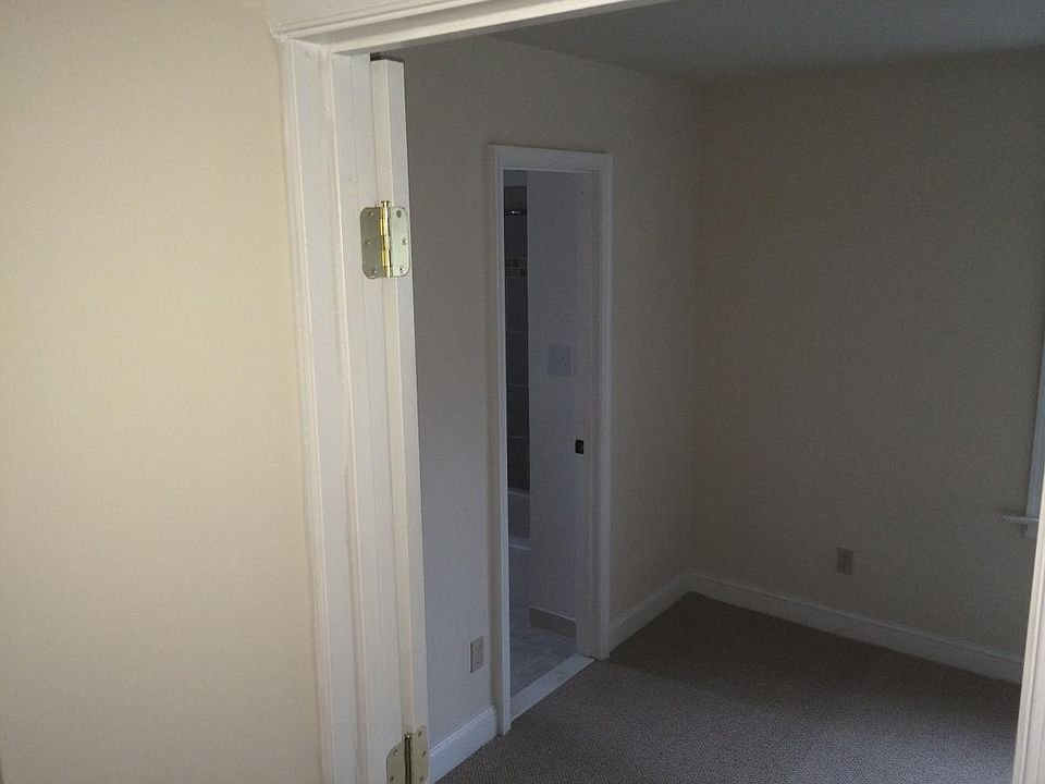 BR1 - Bath Entrance