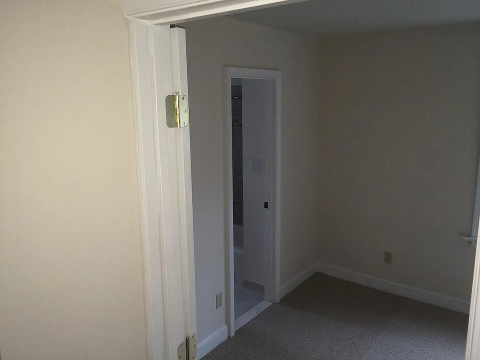 BR1 - Bath Entrance