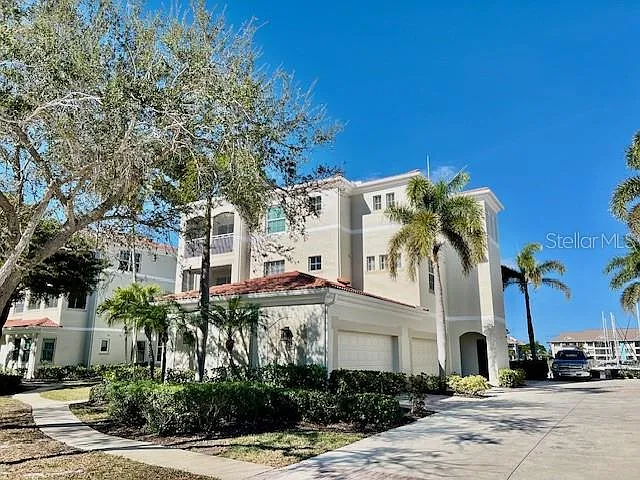 3 bed, 2.0 bath, 1991 sqft, $5,750 — Photo 2