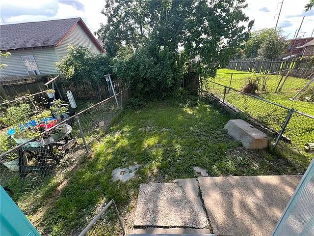 2510 Saint Anthony St — Photo 12