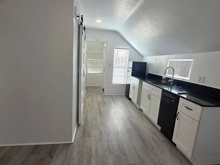 306 1/2 E Hughbert St #B — Photo 6