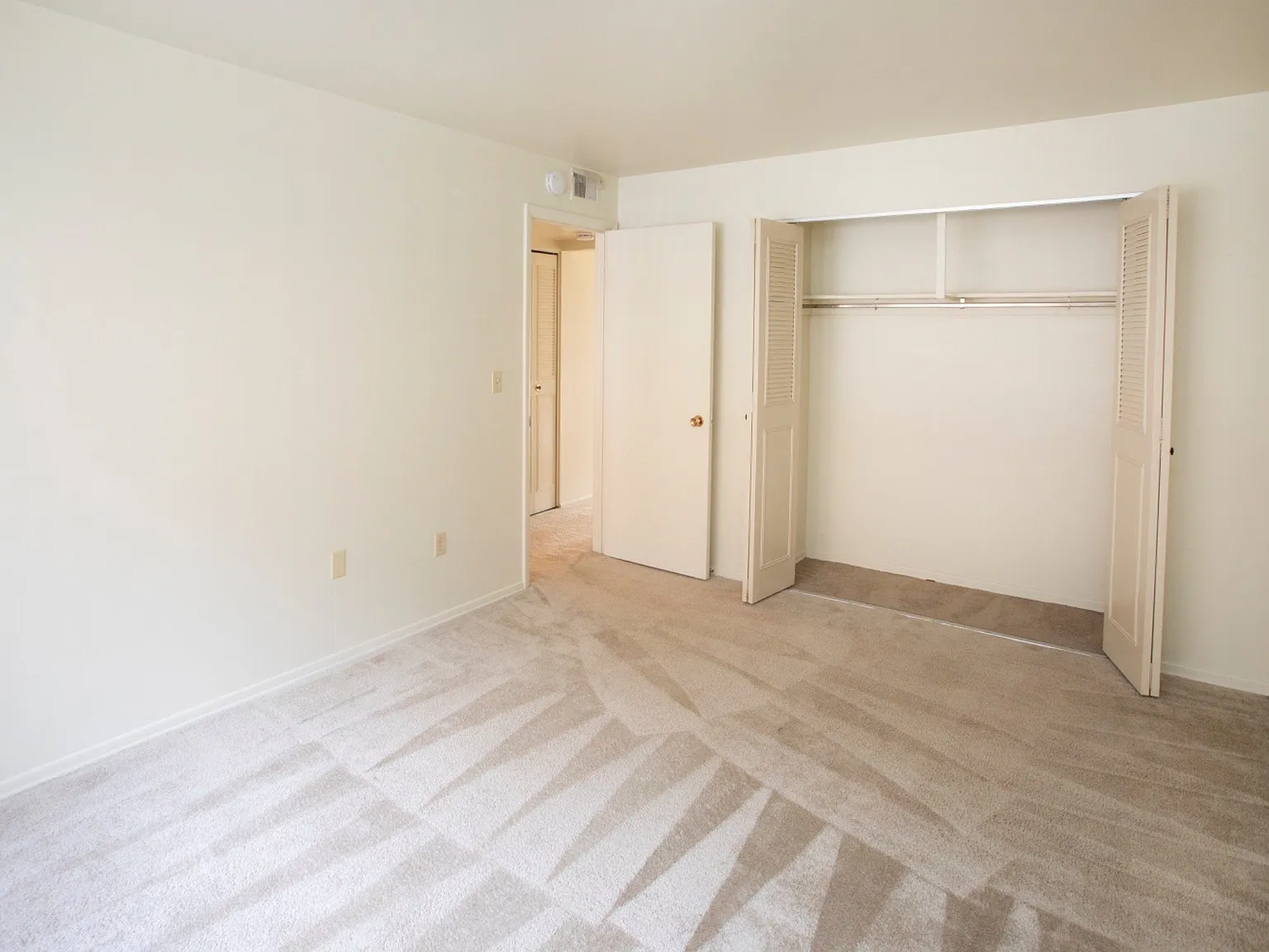 Green Acres Apartments — Photo 2