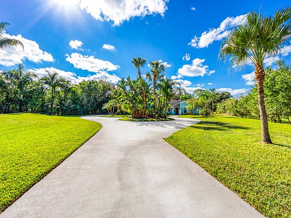 3rd image of 2232 SW RACQUET CLUB Drive