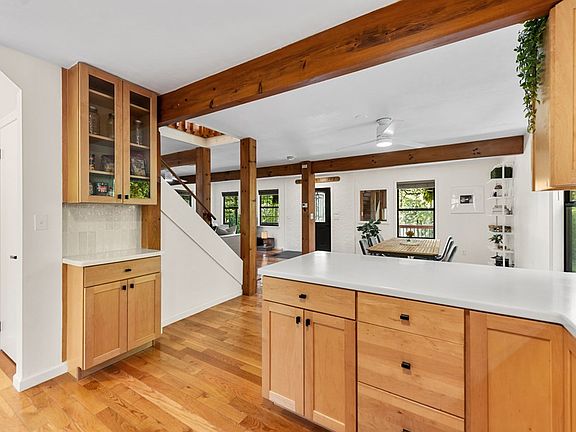 24th image of 100 Lakeview Dr
