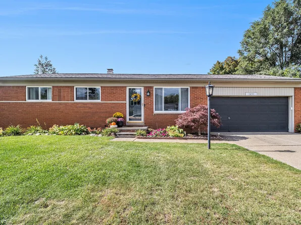 1451 Sunset Dr, Wolverine Lake, MI 48390