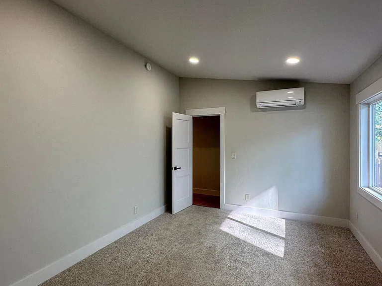 624 NE Olney Ave — Photo 23