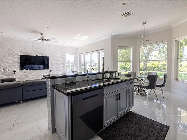 8904 Maple Hill Ct — Photo 4
