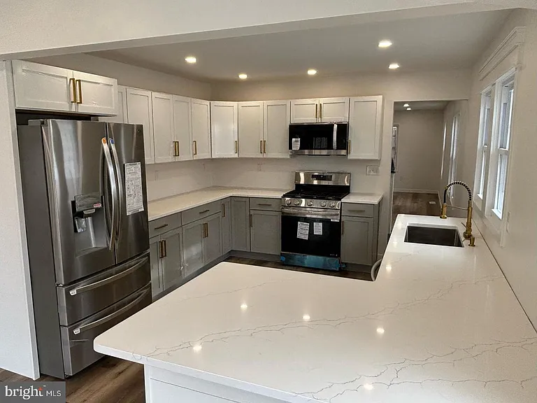 1019 S Broadway — Photo 11