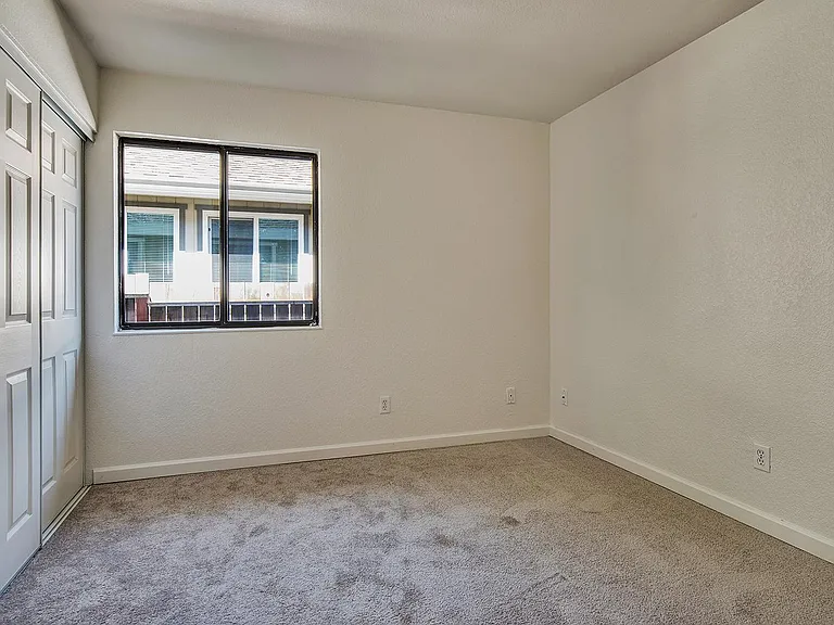 828 Bond Pl — Photo 15