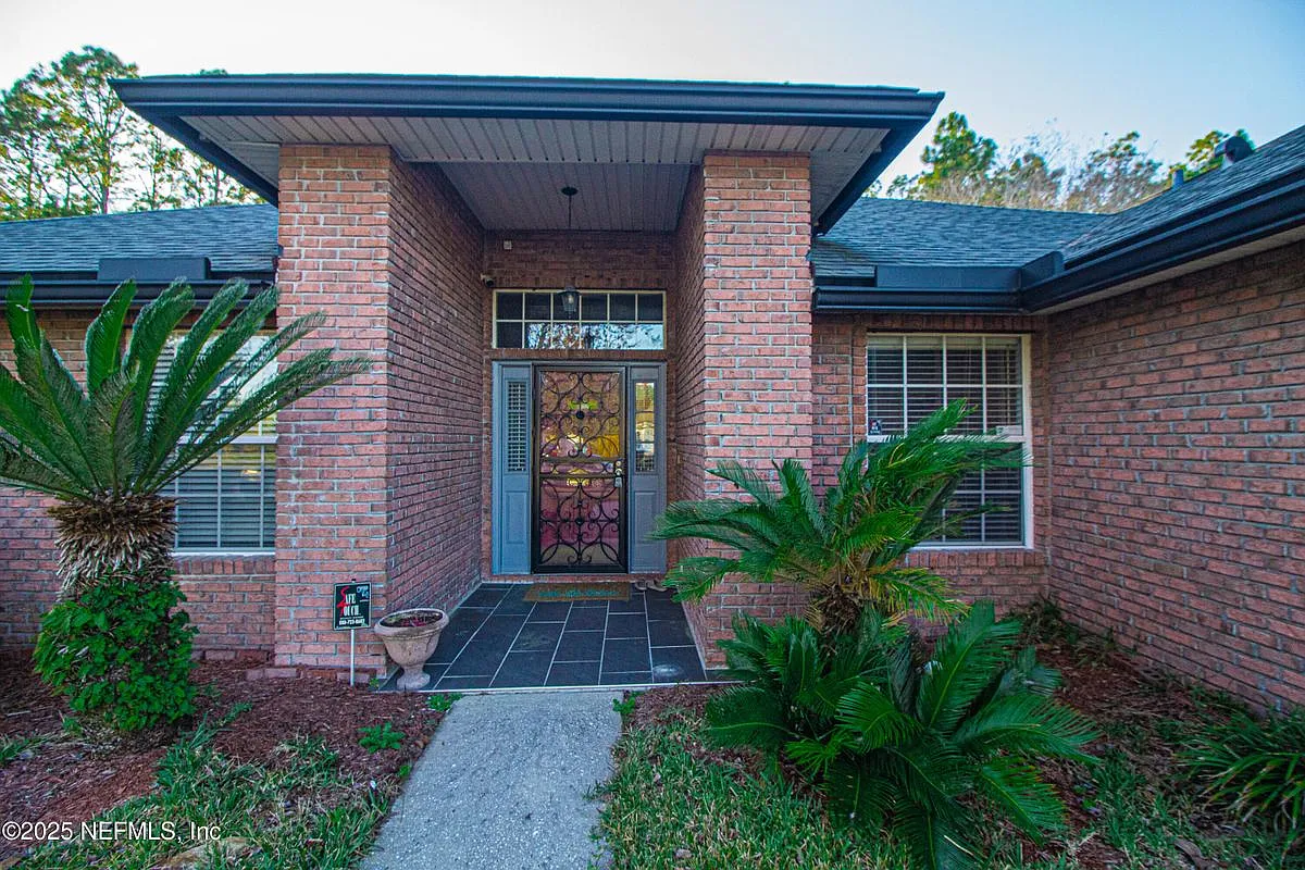 4 bed, 2.0 bath, 2163 sqft, $2,300 — Photo 2