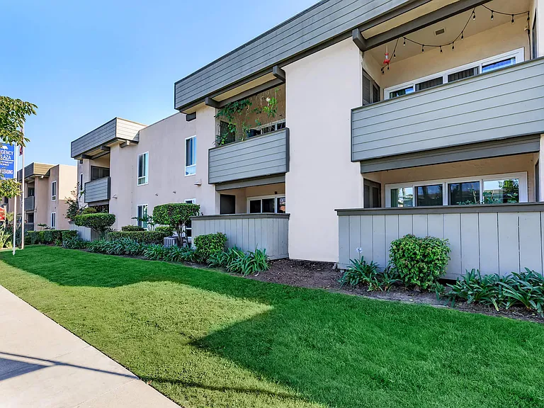 Regency Plaza Apartment Homes — Photo 15