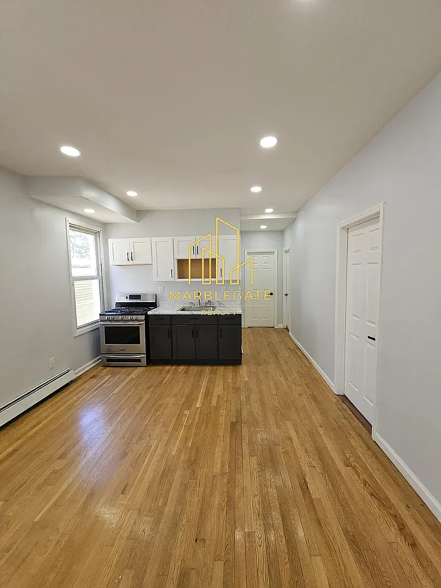 4 bed, $2,400 — Photo 3