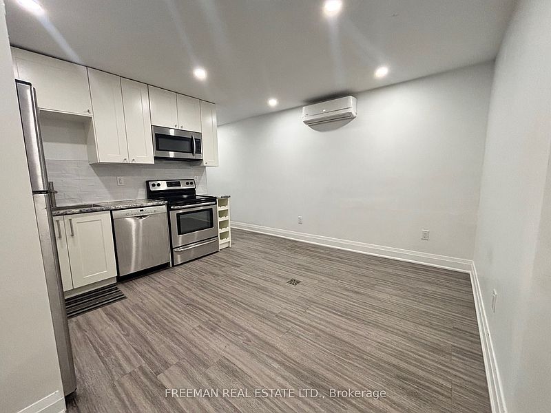 Toronto Townhouse for rent - 2 Bedrooms — photo 2