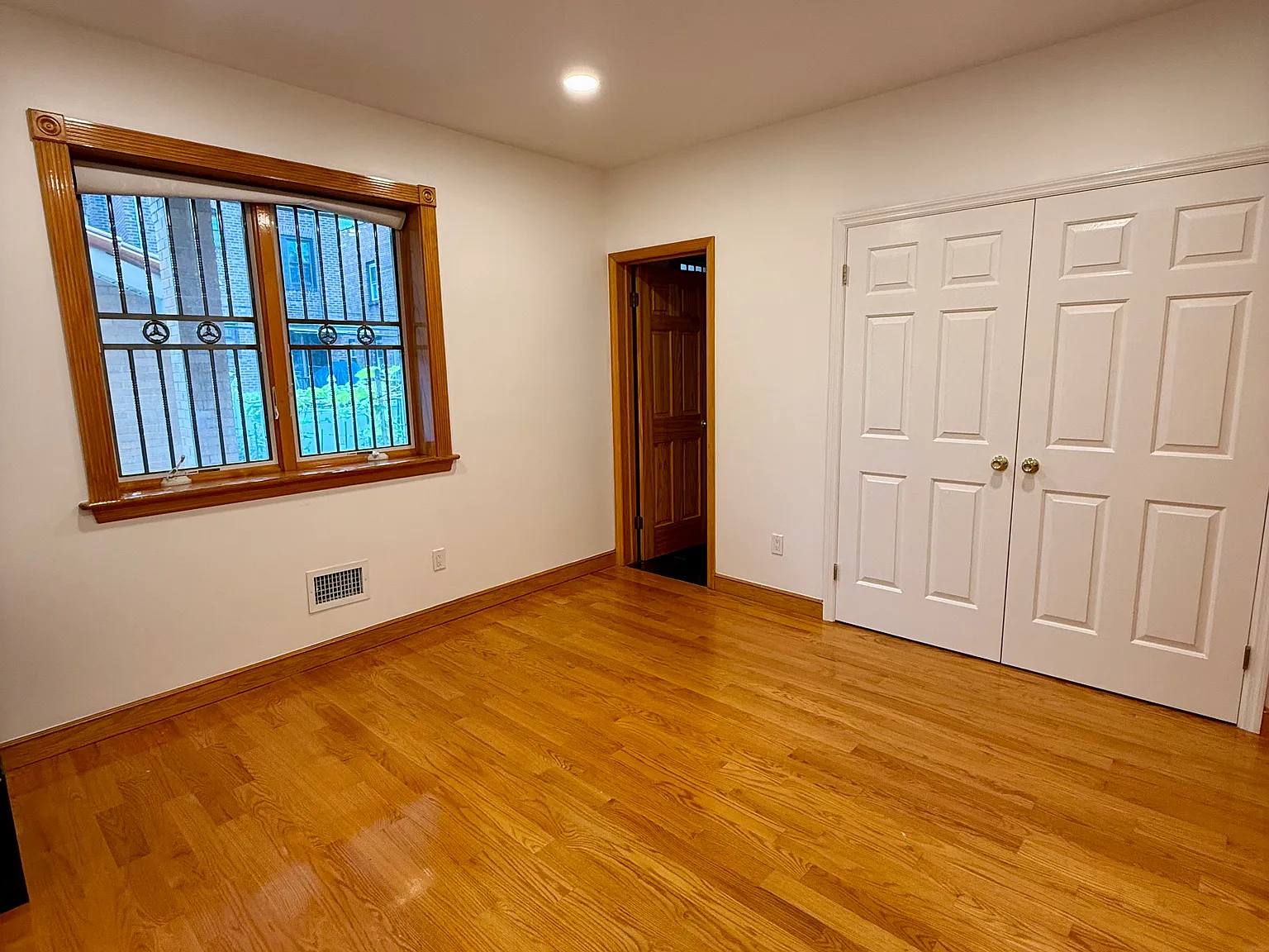 3 bed, 900 sqft, $3,100 — Photo 3