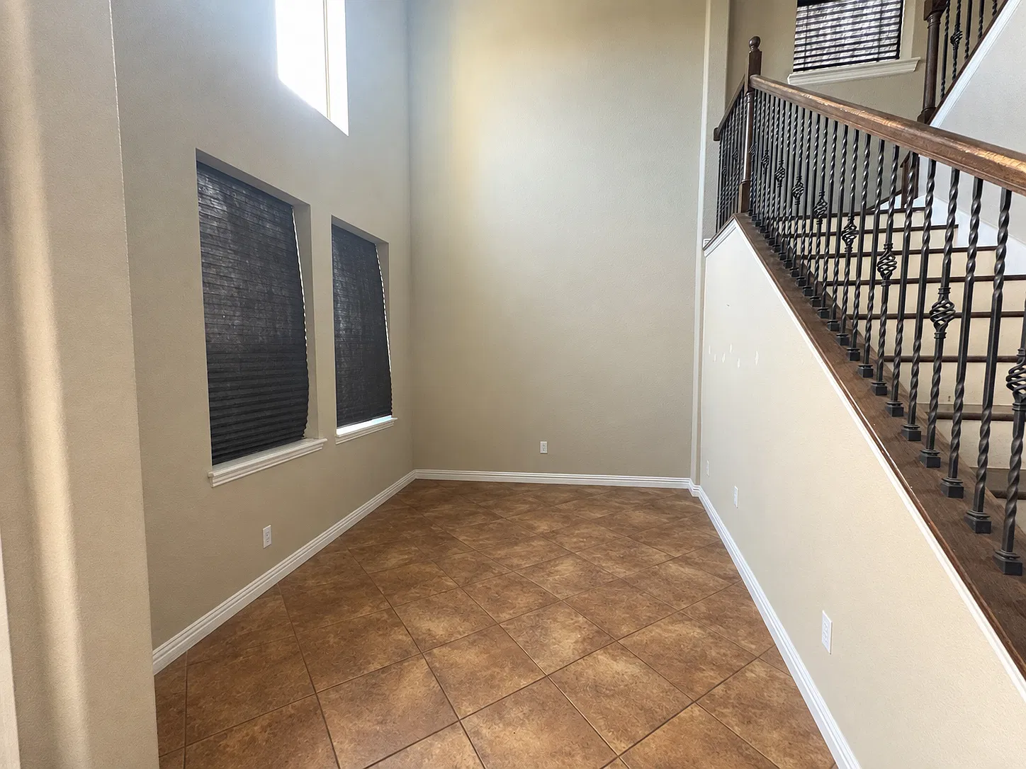 5 bed, 2.5 bath, 2741 sqft, $2,950 — Photo 3