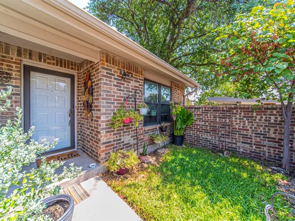 1105 Forest Creek St, Benbrook, TX 76126