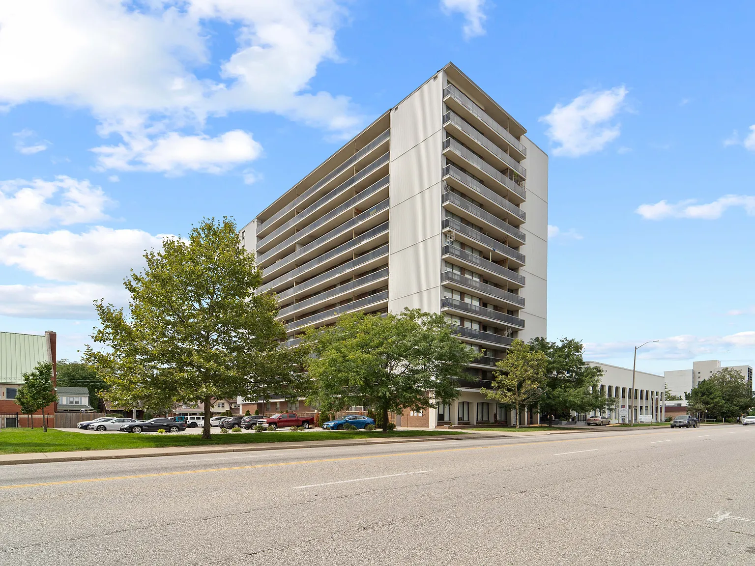 Regency Colonade Apartments — Photo 2