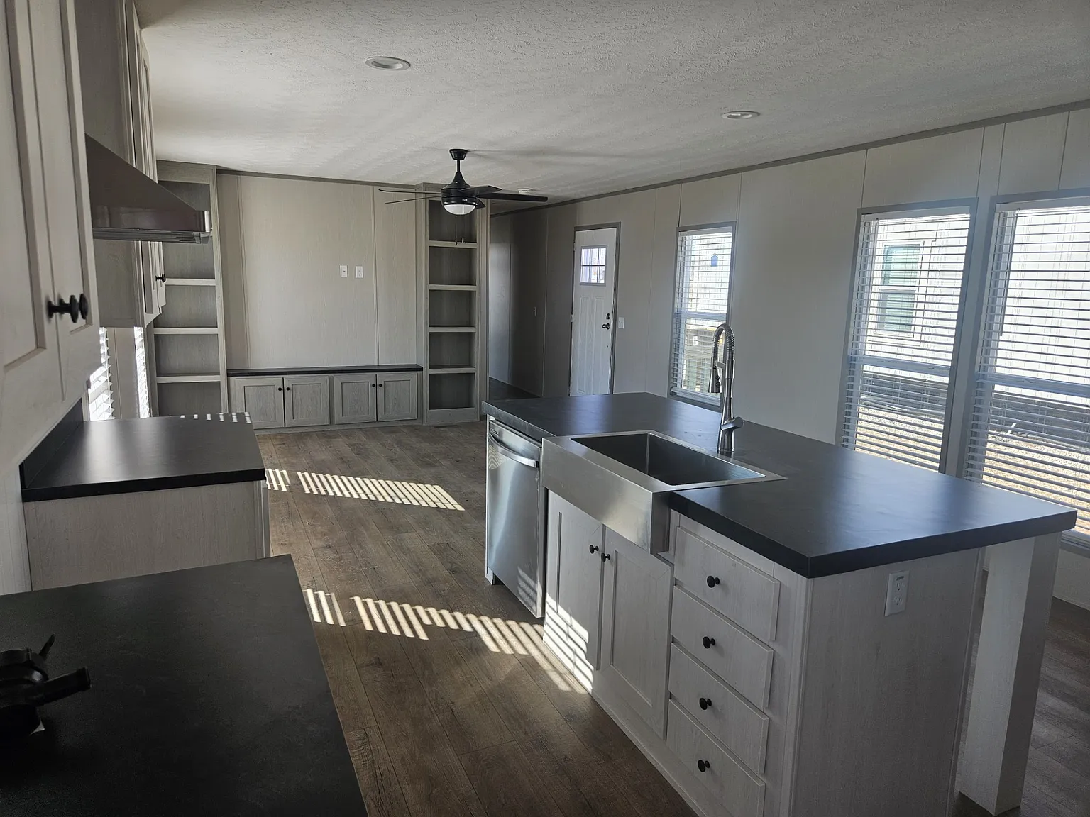 3 bed, 1216 sqft, $1,335 — Photo 2