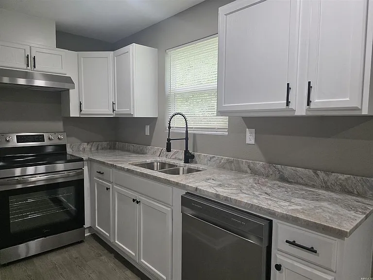 407 Rock St — Photo 6