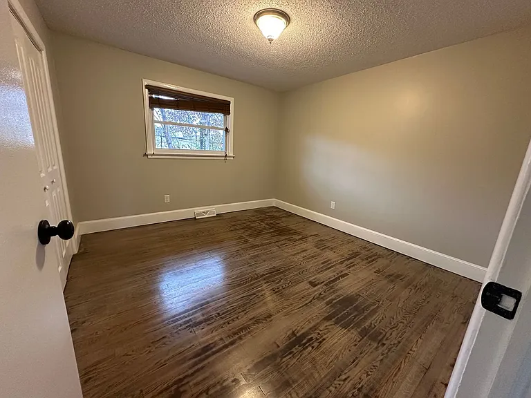 260 Klutz St — Photo 13