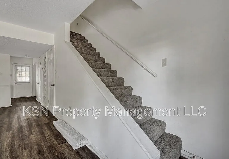 2220 E Victory Dr #24 — Photo 12