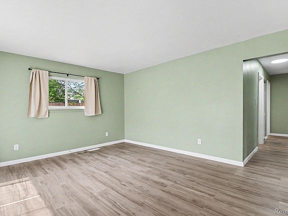 4th image of 31282 Fernwood St