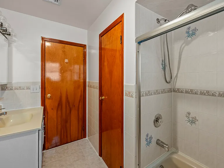 937 Grove St #2 — Photo 10