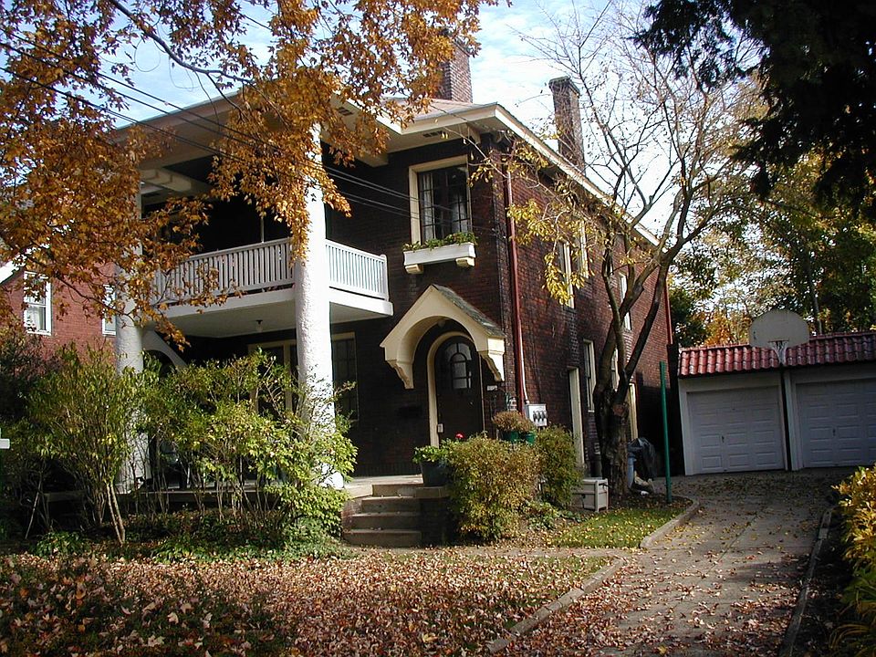 Front of the building. The 2nd story private porch is included with this rental.