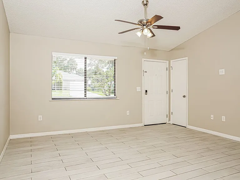 2912 Crane Ave — Photo 4