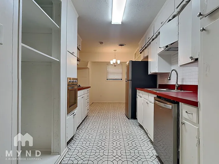 605 Thompson Dr — Photo 4