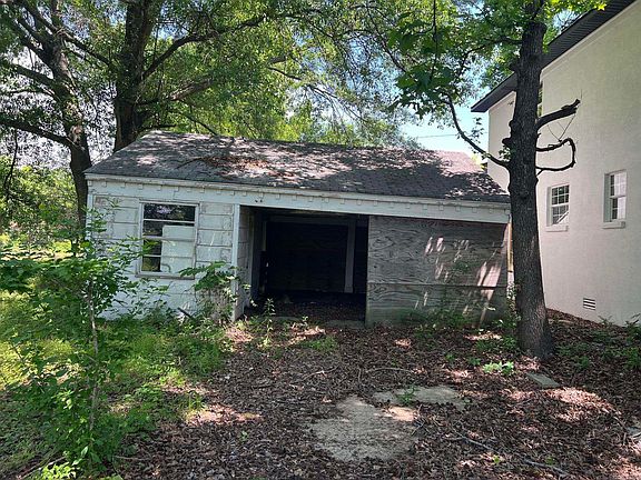 3rd image of 1004 N Jeff Davis Ave