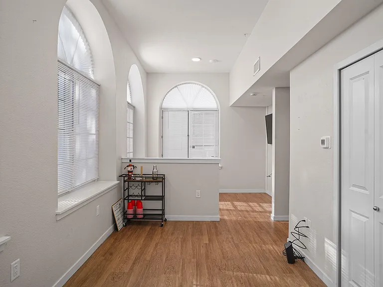 891 Exchange — Photo 11