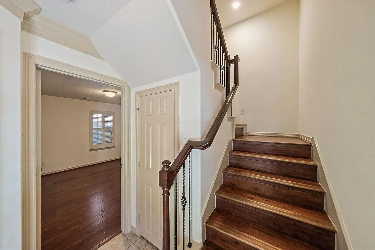 3 bed, 3.5 bath, 2334 sqft, $3,250 — Photo 3