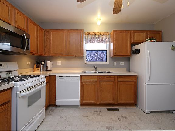 3rd image of 914 Laurel Dr Unit B
