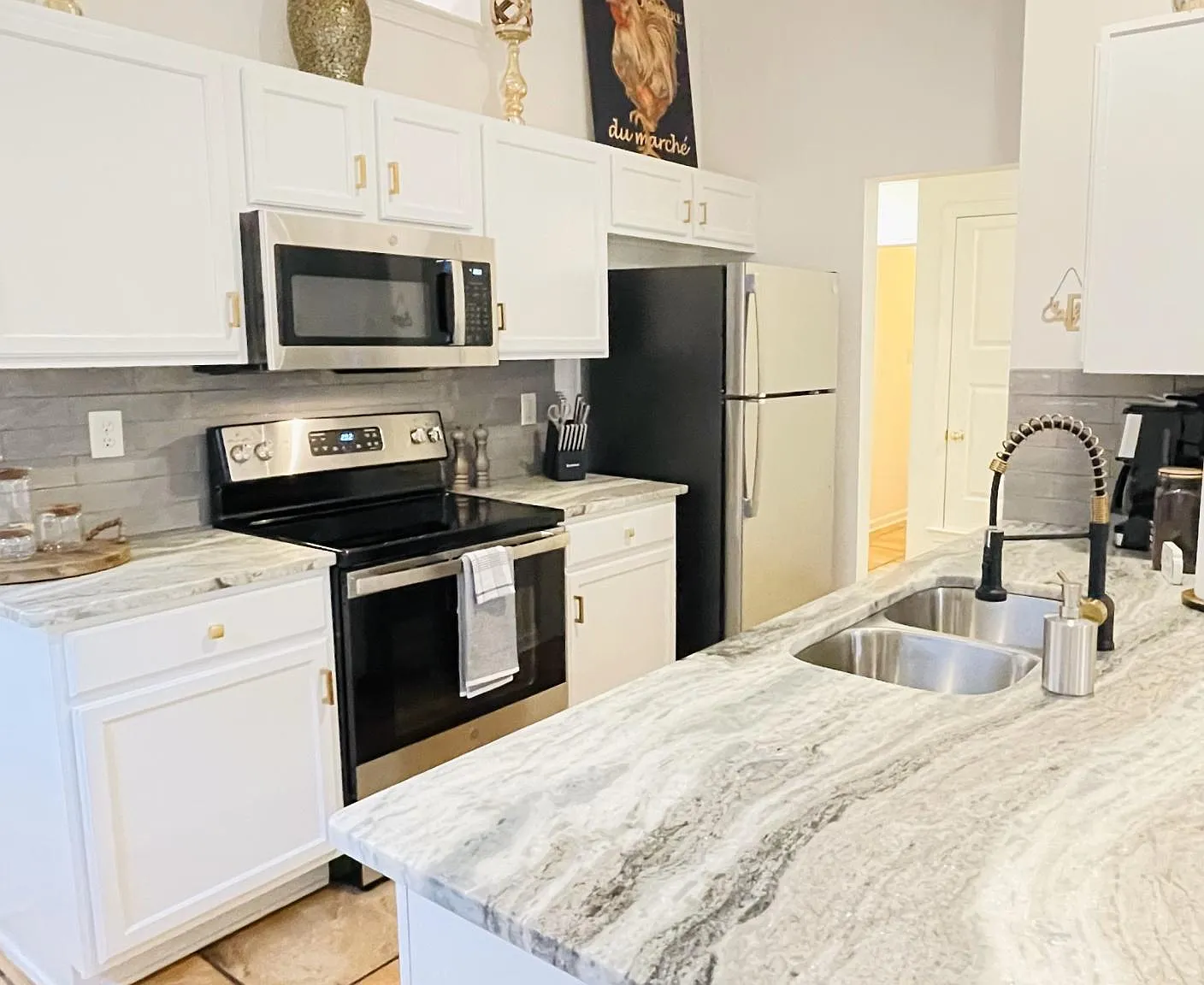 3 bed, 1570 sqft, $3,990 — Photo 2