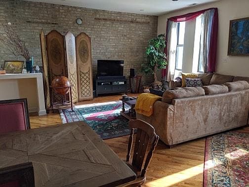 2nd image of 1156 W Grand Ave #401