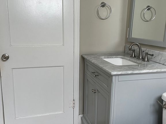 5th image of 419B Hodges St